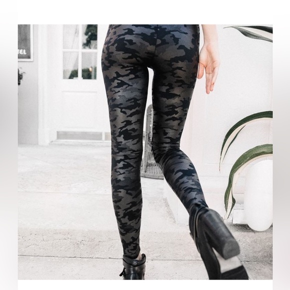 Spanx Faux Leather Camo Leggings Size Small - Picture 5 of 15